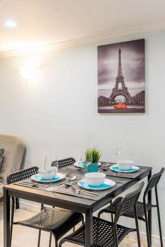 Newly Renovated - Modern 2br Apartment - Trinity Bellwoods!