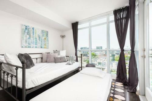 Modern Stylish 4 Bed Suite Cn Tower