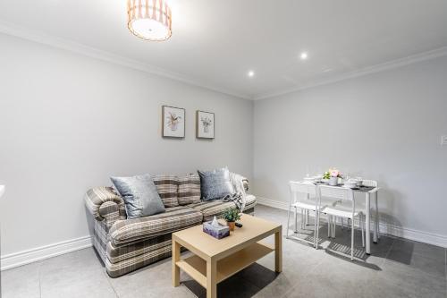 Newly Renovated - Modern 3br Apartment - Trinity Bellwoods!