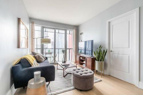 Designer Luxury 3bed Condo King Bed And Desk