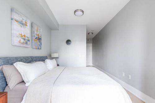 Designer Luxury 3bed Condo King Bed And Desk