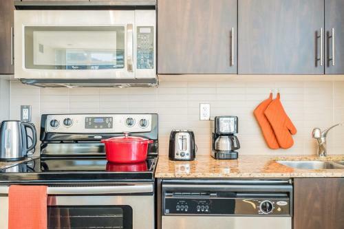 Pristine 2b 21st Flr Condo With Parking Near Cn Tower!