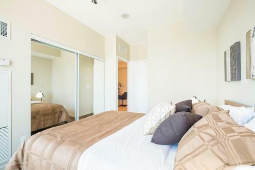 Pristine 2b 21st Flr Condo With Parking Near Cn Tower!