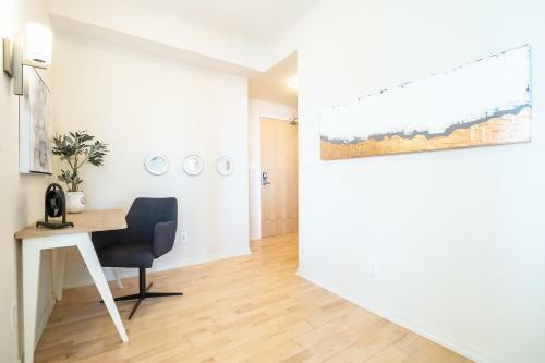 Pristine 2b 21st Flr Condo With Parking Near Cn Tower!