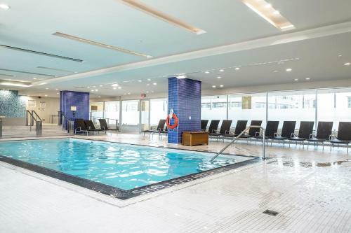 Pristine 2b 21st Flr Condo With Parking Near Cn Tower!