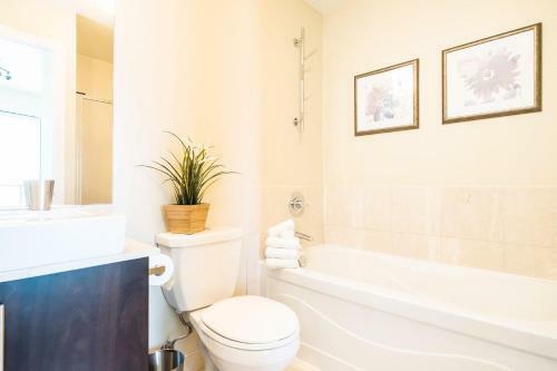Pristine 2b 21st Flr Condo With Parking Near Cn Tower!