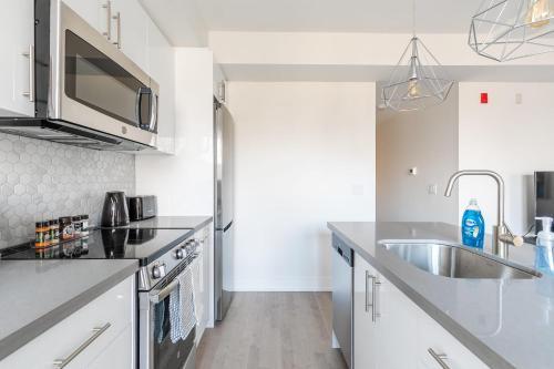 New - Upscale 3br Apartment - Near High Park!