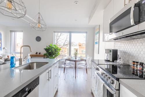 New - Upscale 3br Apartment - Near High Park!
