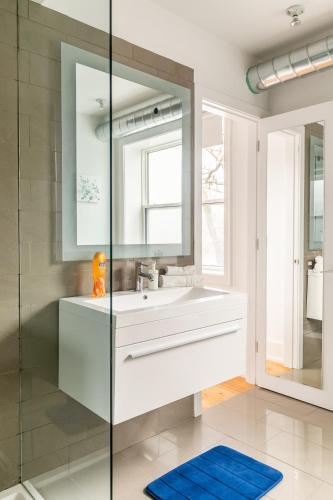 Apartamento Steps From Queen Street - Stylish And Upscale 2br Loft!