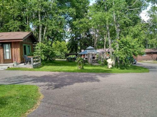Lodge High Falls Motel & Cabins