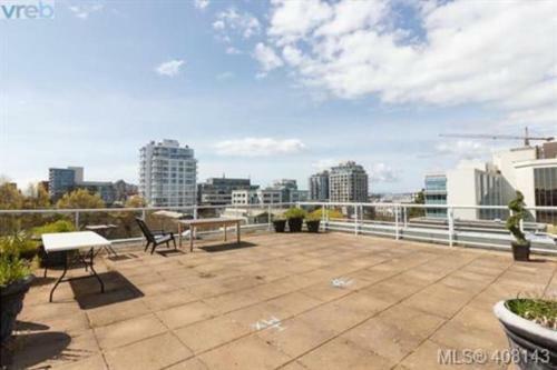 Luxe Condo W/ Private Garden Downtown Victoria