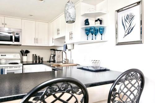 Beach Front Oasis 15 Mins From Downtown Victoria