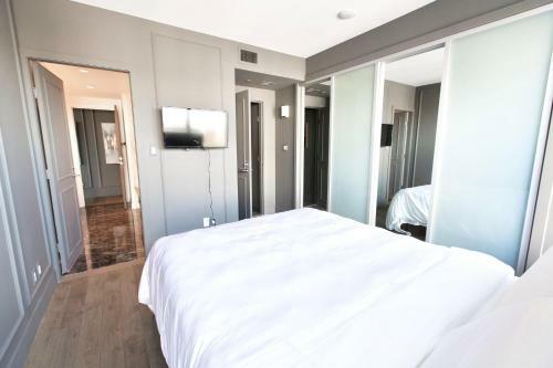 Luxe Downtown Condo With Stunning Views !!