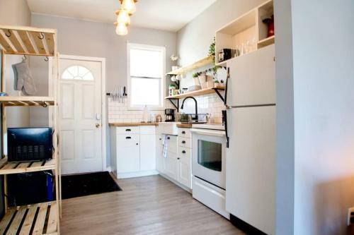 Cozy Home Broadway Great Location With Parking