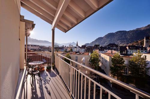 City Center Apartment With Mountain View