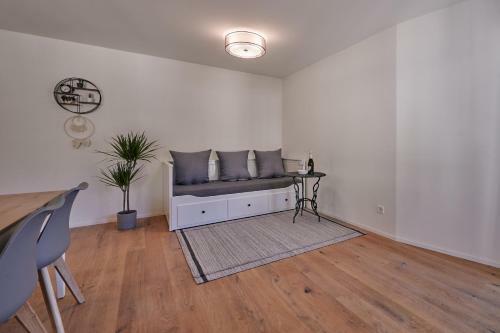 City Center Apartment With Mountain View