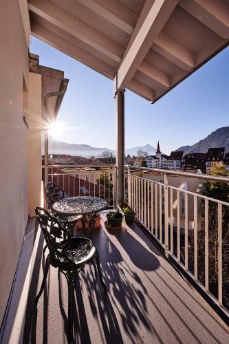 City Center Apartment With Mountain View