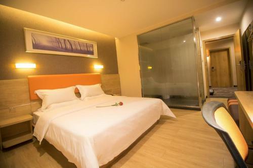 Hotel 7days Premium Yizhou Train Staiton Branch