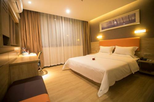 Hotel 7days Premium Yizhou Train Staiton Branch