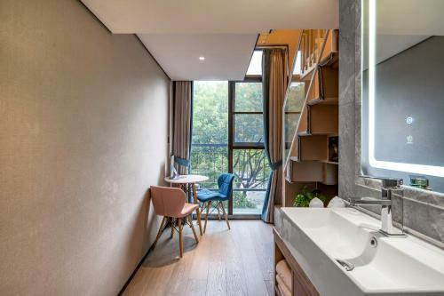 Mengguo Hotel Zhuqiao Town