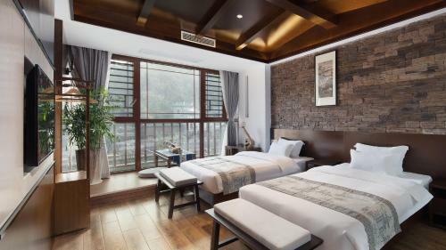 Floral Hotel Fengxue Yeguiren
