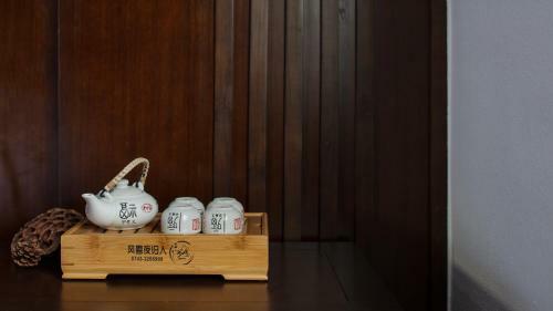 Floral Hotel Fengxue Yeguiren