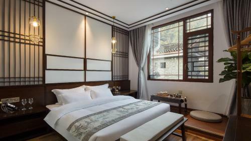 Floral Hotel Fengxue Yeguiren