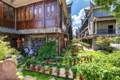 Floral Hotel Fengxue Yeguiren