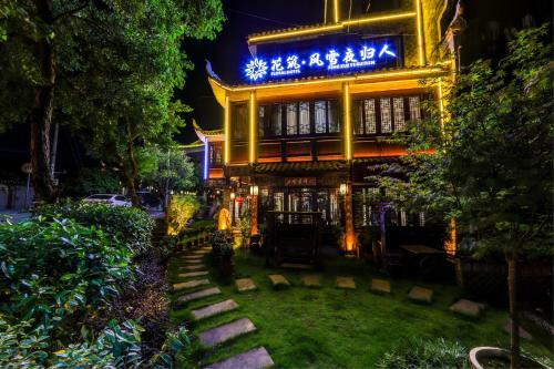 Floral Hotel Fengxue Yeguiren