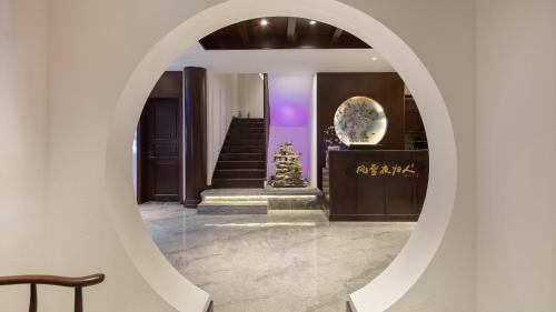Floral Hotel Fengxue Yeguiren