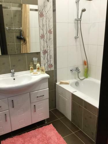 Villa 4 Bedroom Cottage At Sbornaya Str.