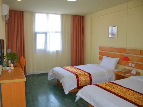 Shell Xinyu City Railway Station Plaza Hotel