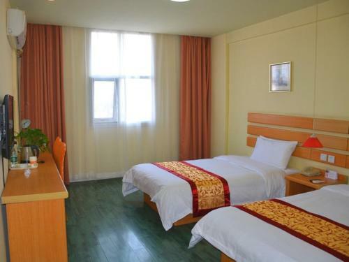 Shell Xinyu City Railway Station Plaza Hotel