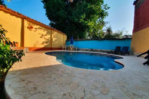 Casa Con Piscina Y 4 Cuartos