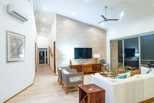 Luxury Villa Stunning Views, Pool & AC Full Service - Sleeps 10