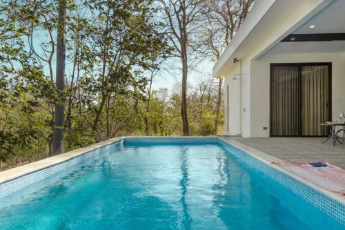 Ocean Breeze House - Modern Villa W/pool Sleeps 4