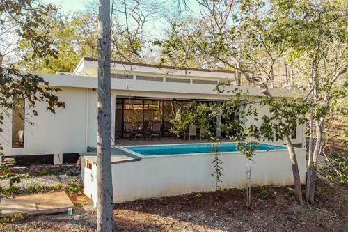Ocean Breeze House - Modern Villa W/pool Sleeps 4