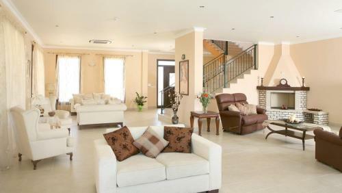 Argaka Villa Sleeps 10 With Pool Air Con And Wifi