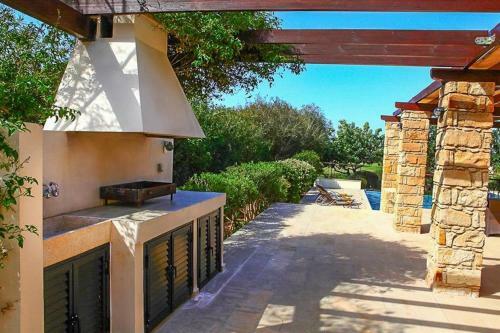 Villa In Kouklia Sleeps 6 Includes Swimming Pool Air Con And Wifi