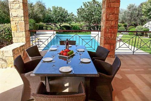 Villa In Kouklia Sleeps 6 Includes Swimming Pool Air Con And Wifi