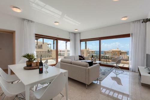 Kouklia Town House Sleeps 4 With Pool And Air Con