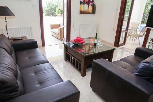 Villa In Kouklia Sleeps 6 Includes Swimming Pool Air Con And Wifi 0