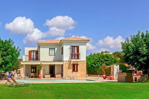 Villa In Kouklia Sleeps 6 Includes Swimming Pool Air Con And Wifi 0