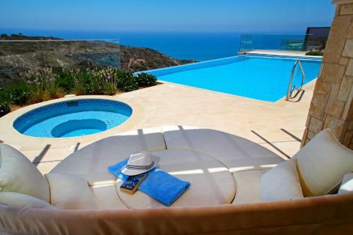Villa In Kouklia Sleeps 8 With Pool And Wifi
