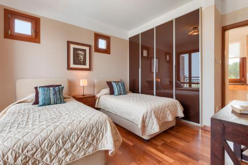 Villa In Kouklia Sleeps 6 With Pool And Air Con