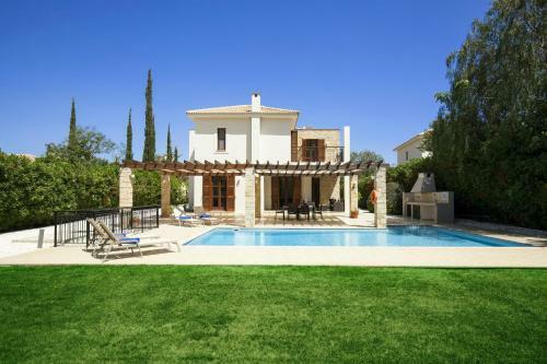 Villa In Kouklia Sleeps 4 With Pool And Air Con