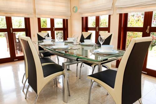 Villa In Kouklia Sleeps 6 Includes Swimming Pool And Air Con 3