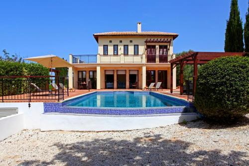 Villa In Kouklia Sleeps 6 Includes Swimming Pool And Air Con 3