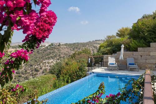 Villa In Kouklia Sleeps 4 Includes Swimming Pool And Air Con