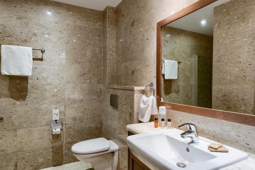Villa In Kouklia Sleeps 4 Includes Swimming Pool And Air Con